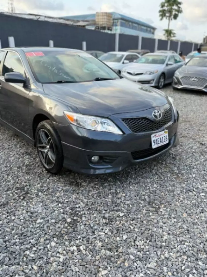 Toyota Camry   - 2011