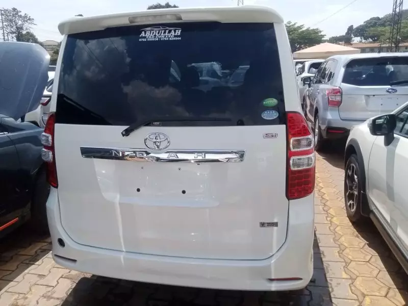 Toyota Noah   - 2012