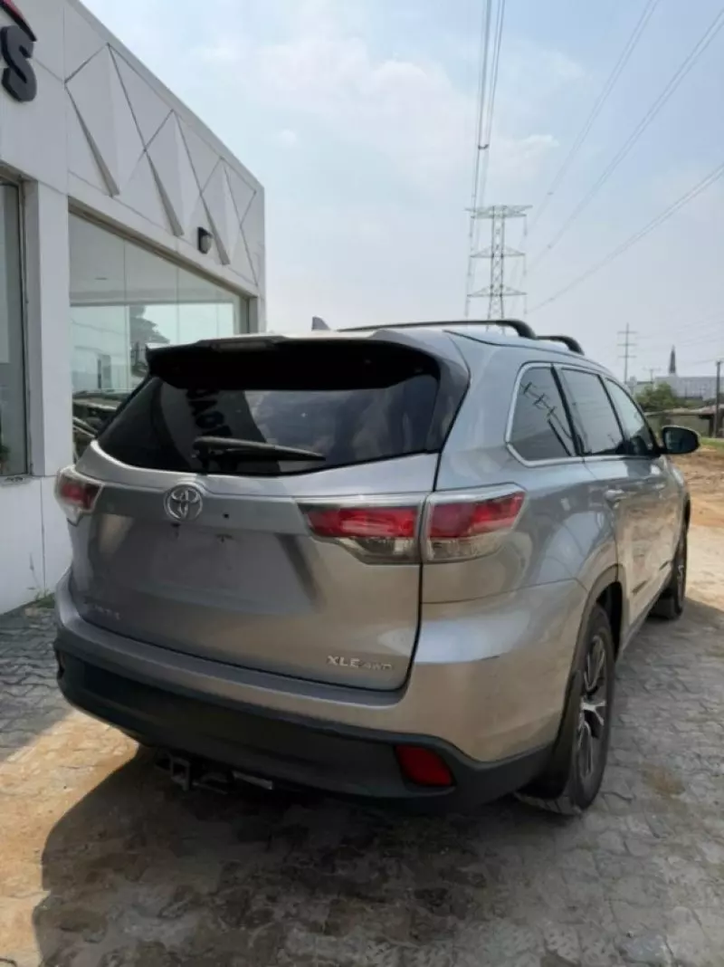Toyota Highlander   - 2016