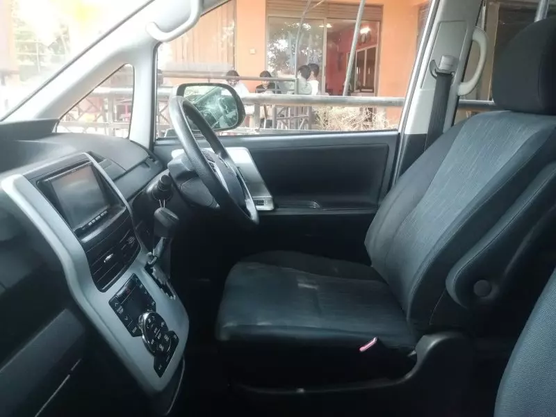 Toyota Noah   - 2012