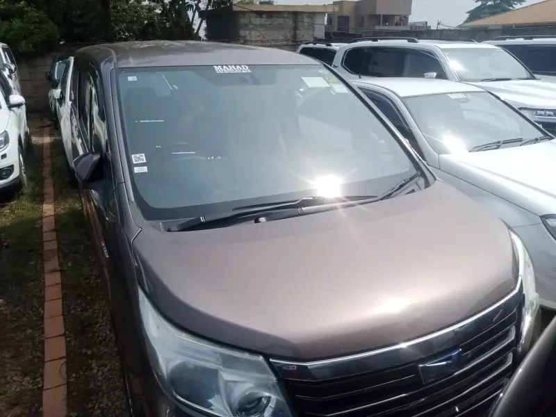 Toyota Noah Hybrid - 2016