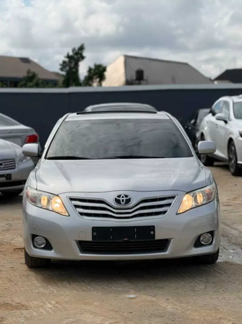 TOYOTA Camry - 2010