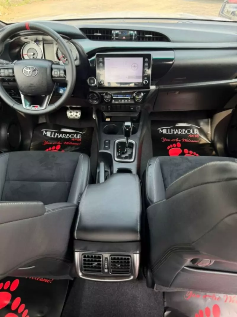 TOYOTA Hilux   - 2025