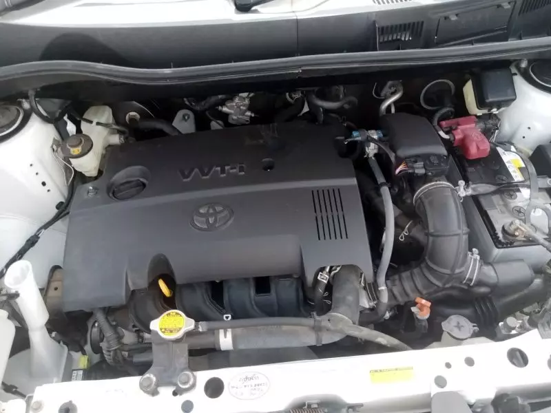 Toyota Sienta   - 2013