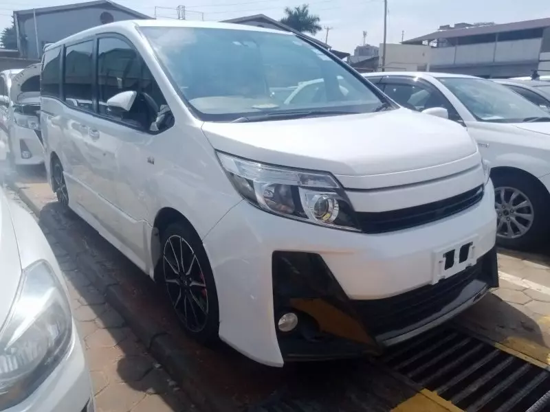 Toyota Noah   - 2016