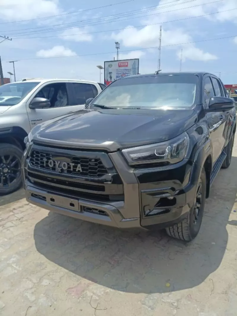 TOYOTA Hilux   - 2024