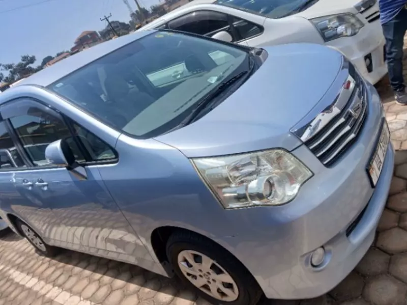 Toyota Noah   - 2012