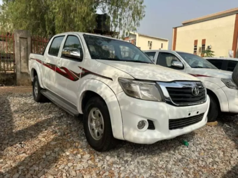 Toyota Hilux   - 2013