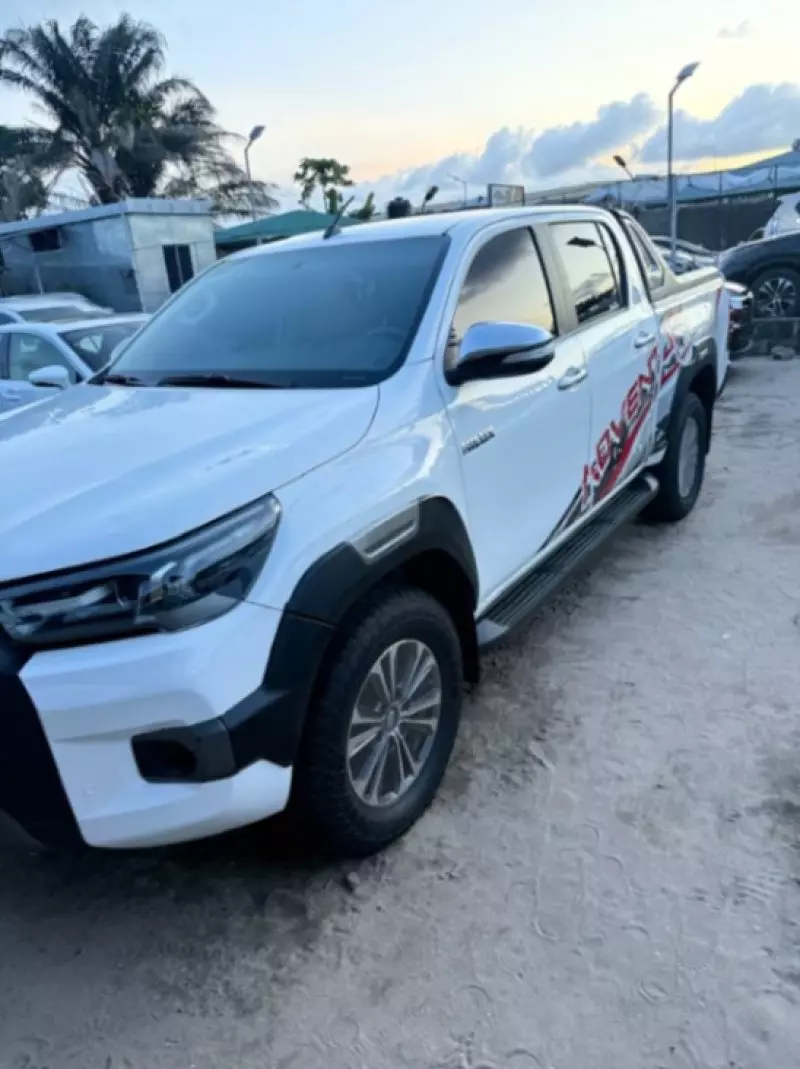 Toyota Hilux   - 2016