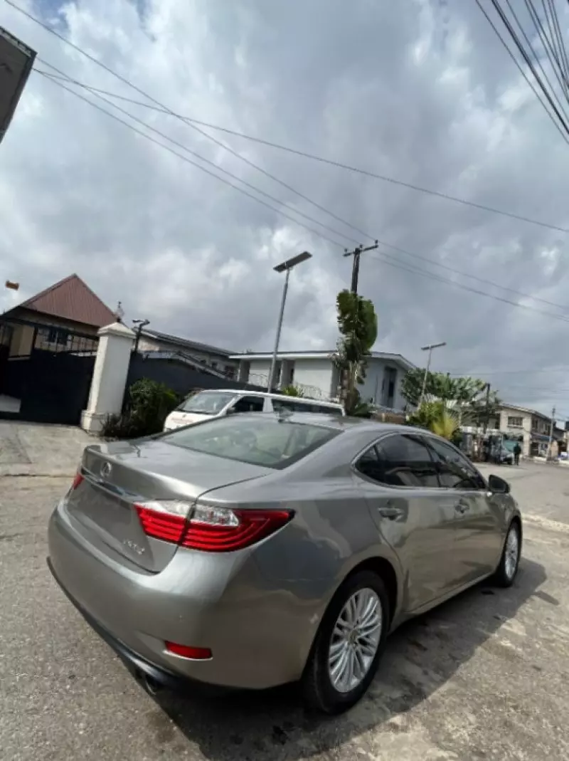Lexus ES   - 2015