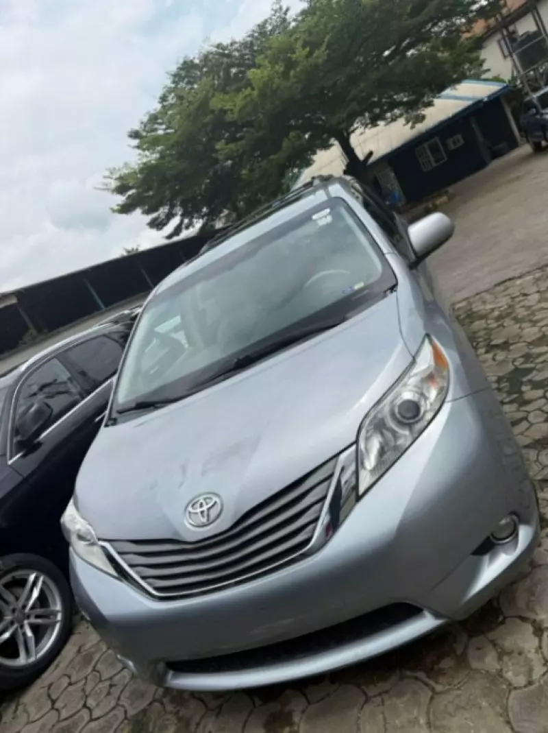 Toyota Sienna   - 2013