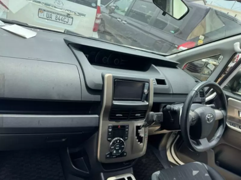 Toyota Noah   - 2012