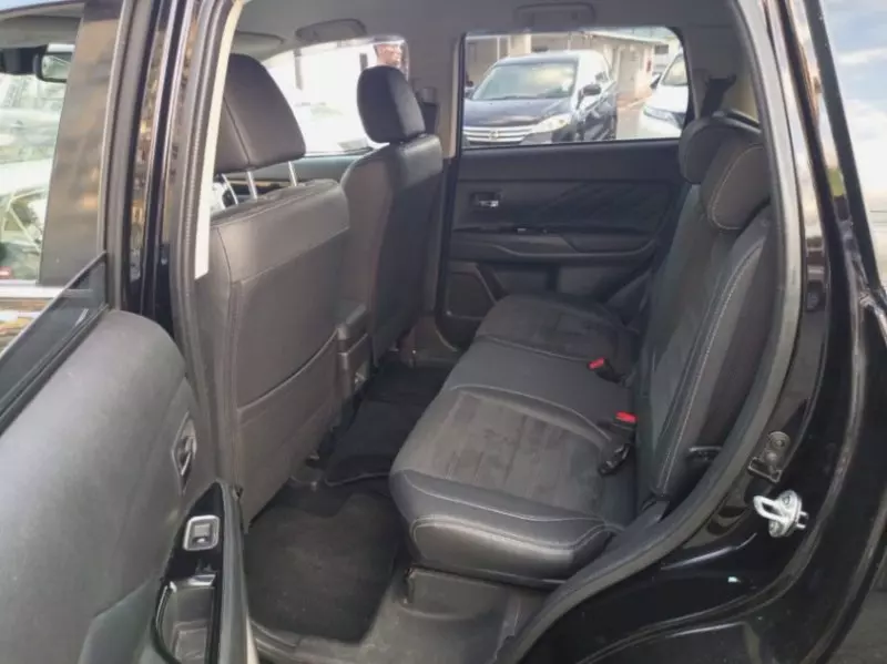 Mitsubishi Outlander hybrid    - 2016