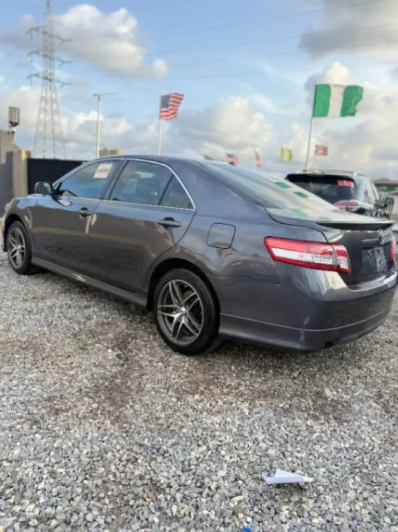 Toyota Camry   - 2011