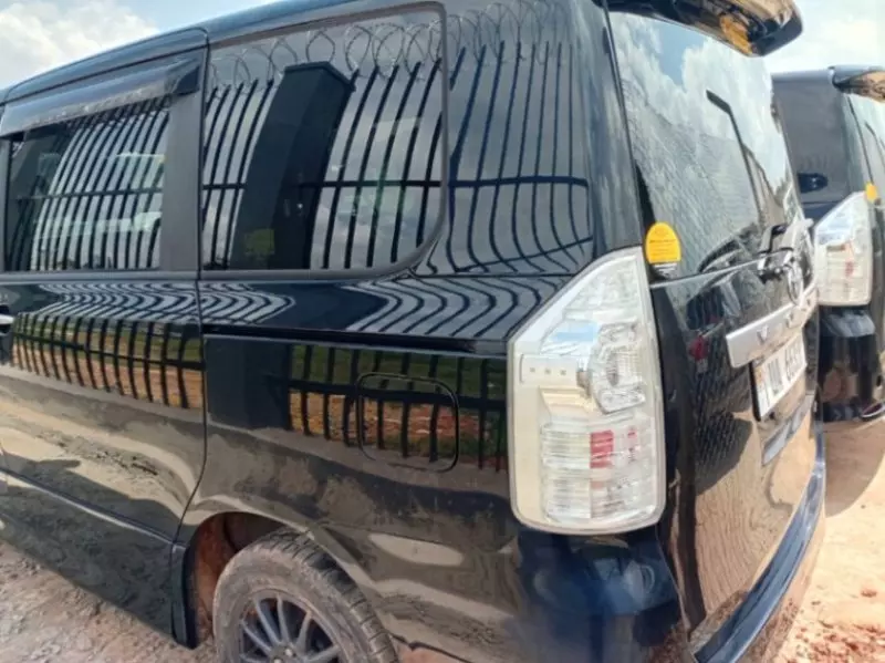 Toyota Voxy    - 2012