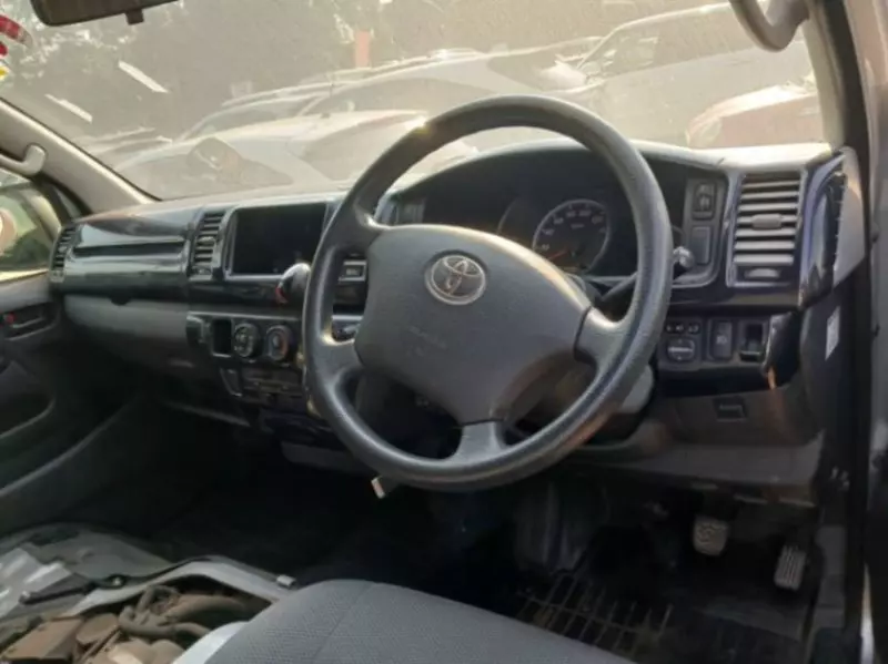Toyota Hiace   - 2011