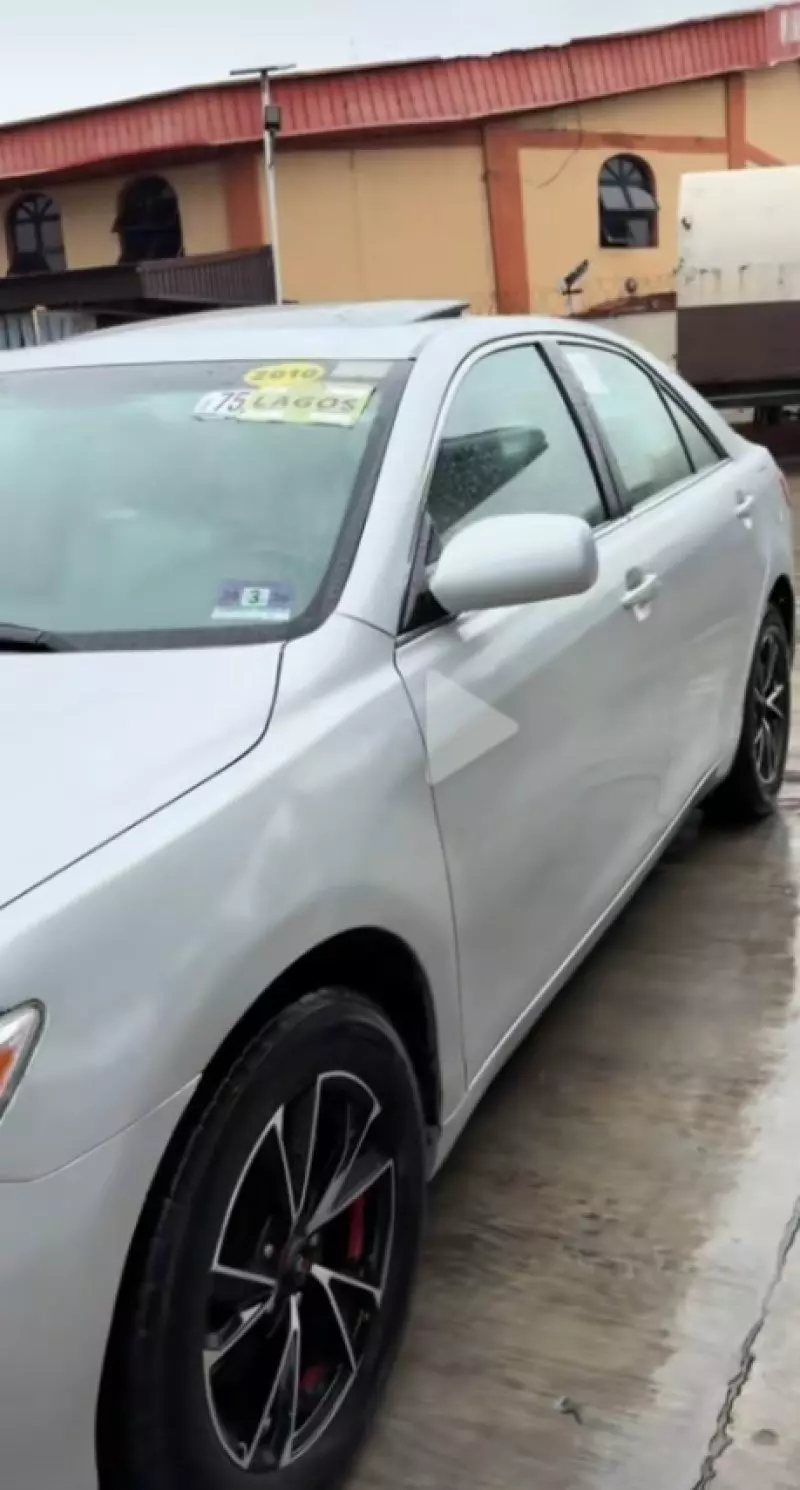 TOYOTA Camry - 2010
