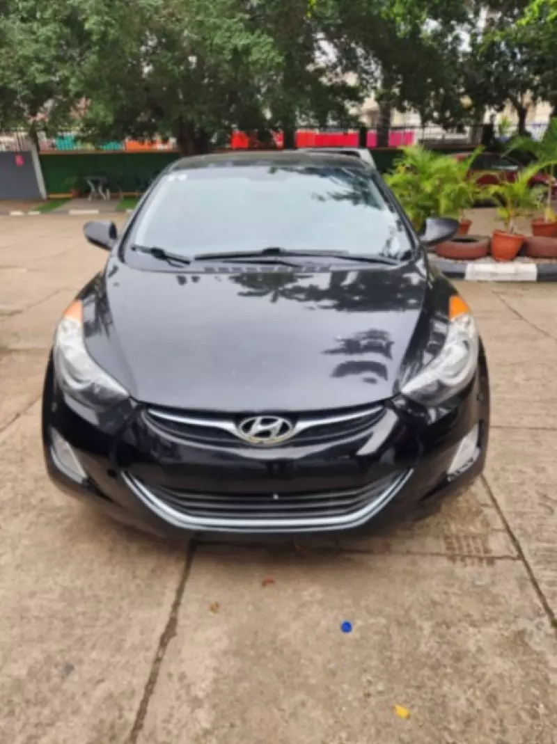 Hyundai Elantra   - 2012