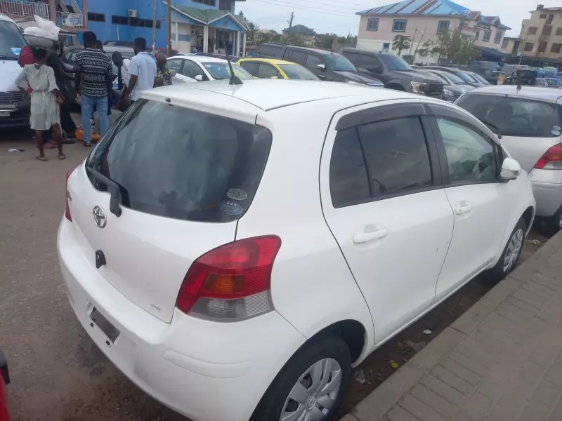 Toyota Vitz   - 2011