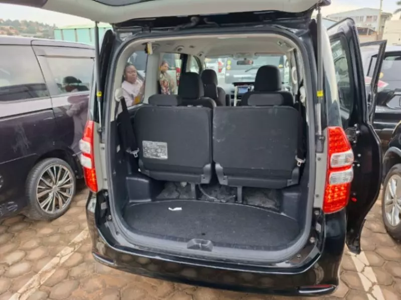 Toyota Noah   - 2012