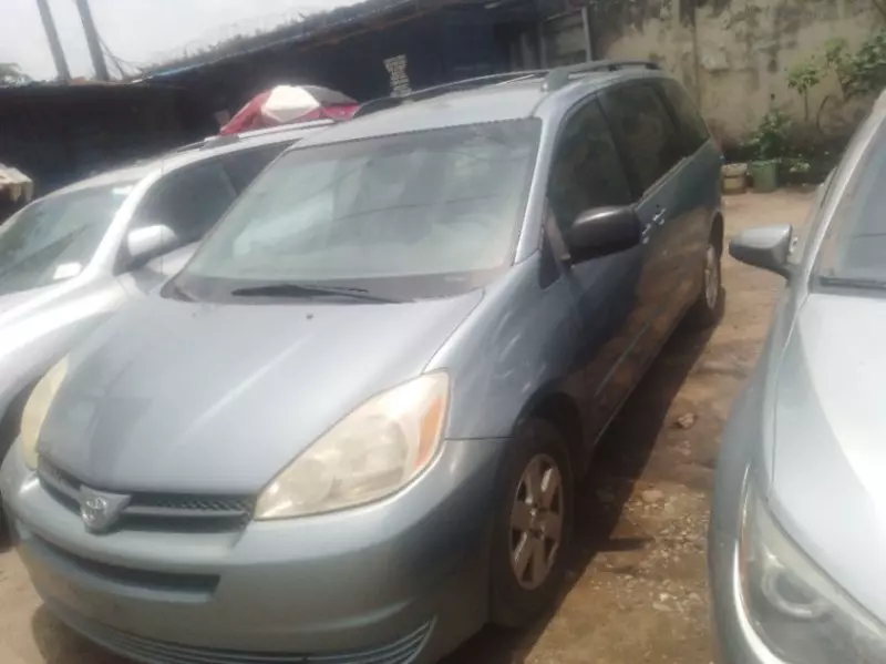 TOYOTA Sienna - 2004
