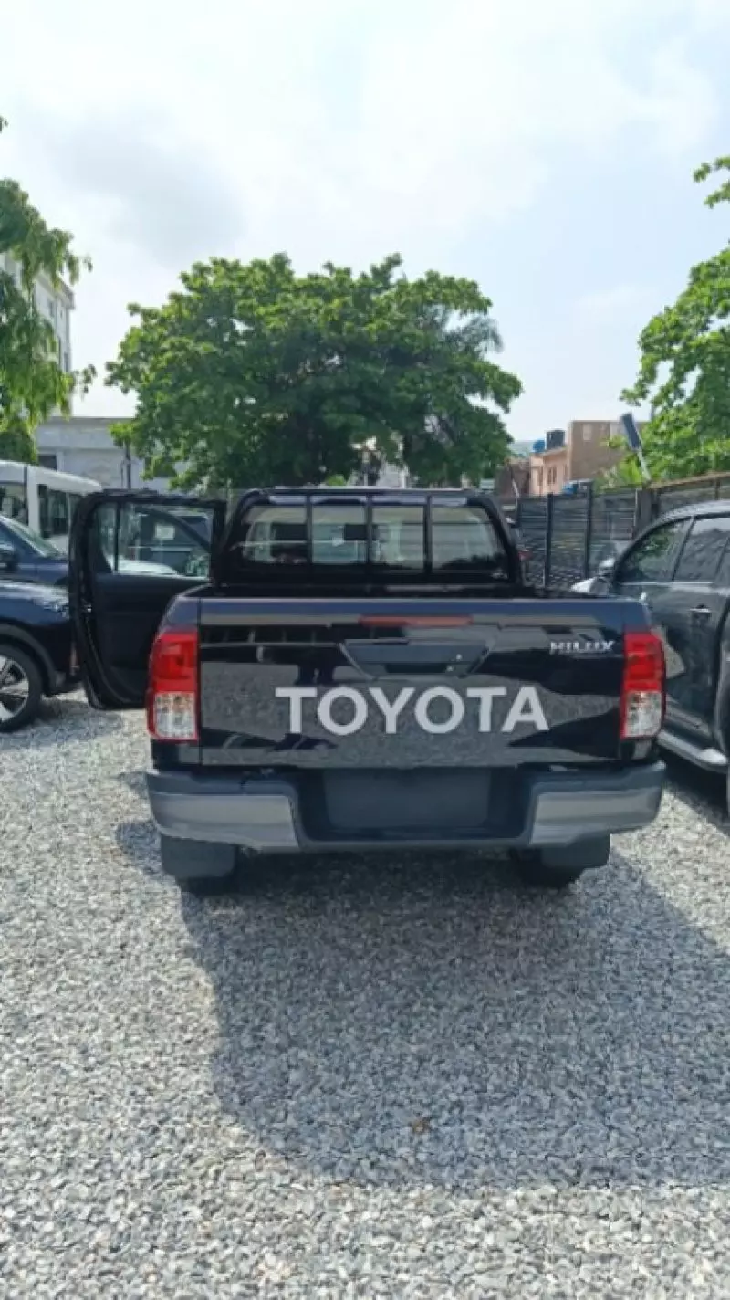 Toyota Hilux   - 2025