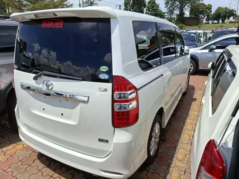 TOYOTA Noah   - 2012