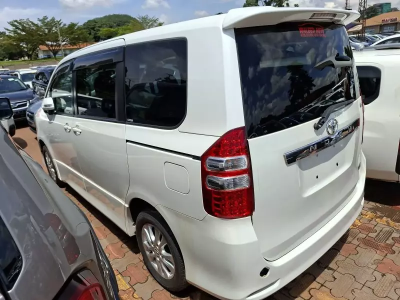 TOYOTA Noah   - 2012