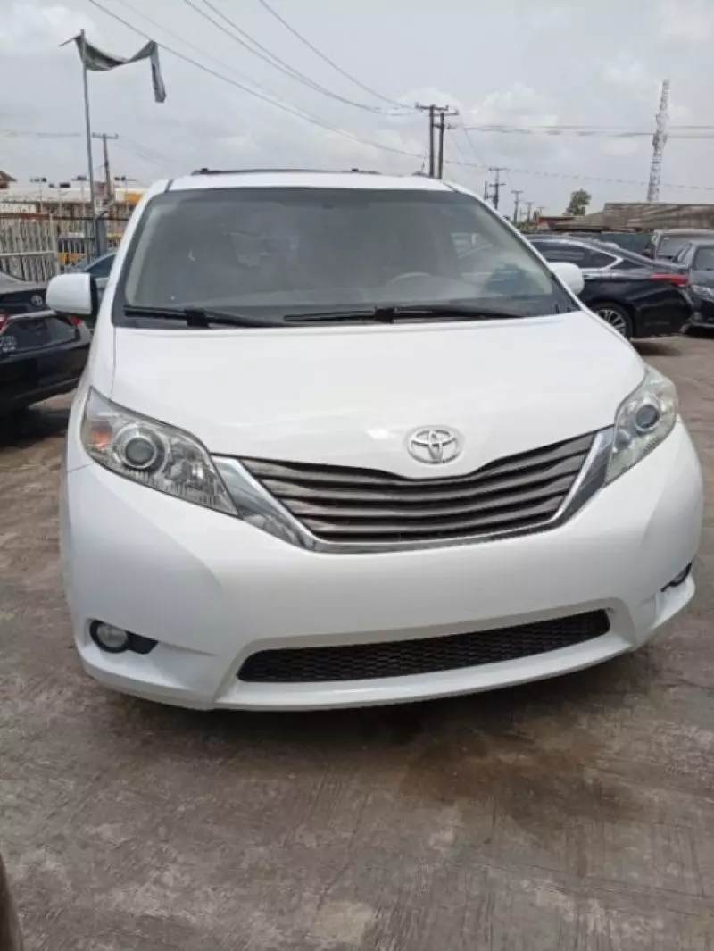 Toyota Sienna   - 2011