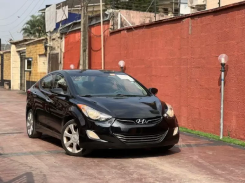 Hyundai Elantra   - 2013
