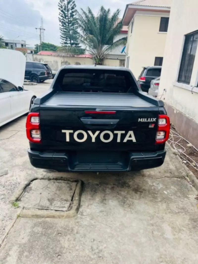 Toyota Hilux    - 2022