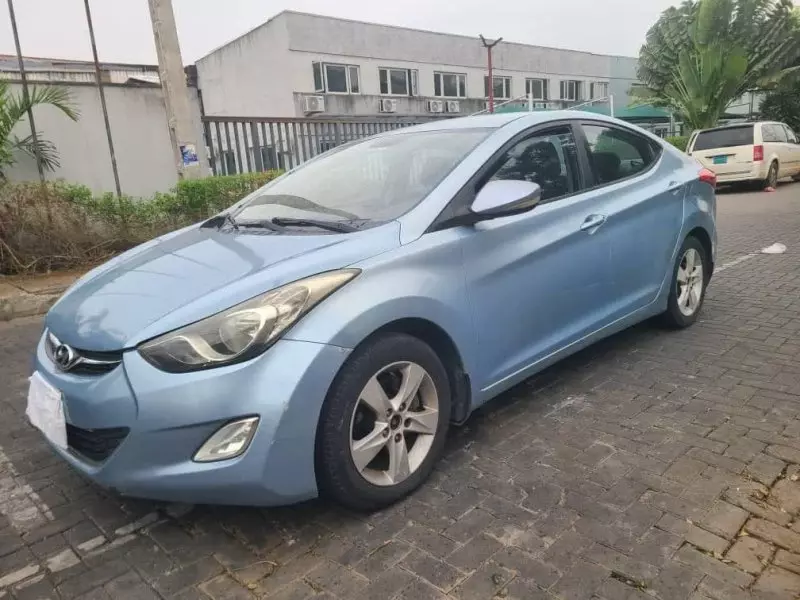 Hyundai Elantra   - 2012
