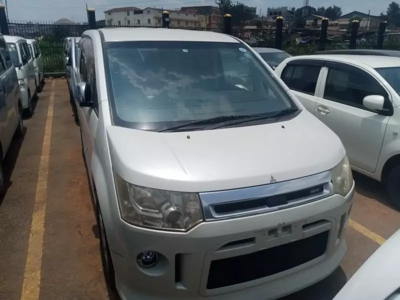 Mitsubishi Delica    - 2012
