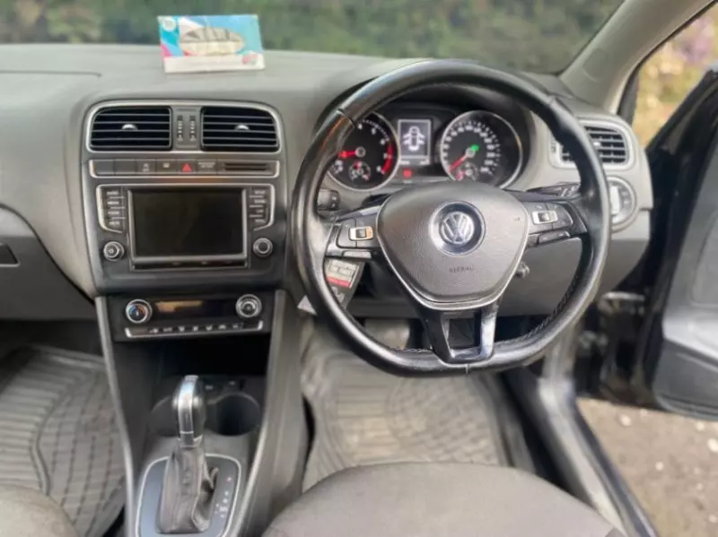 Volkswagen Polo   - 2015