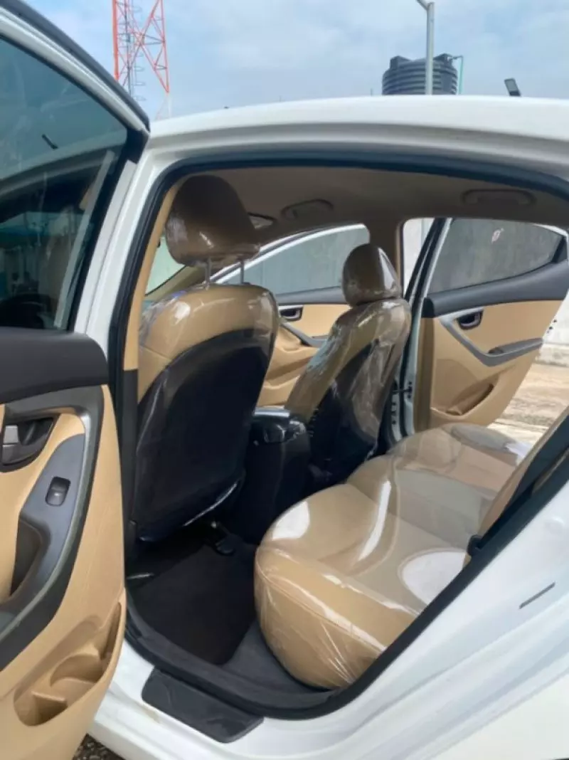 Hyundai Elantra - 2011