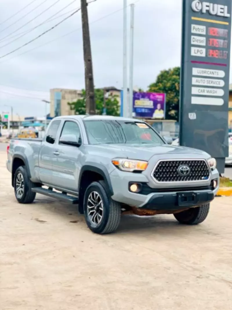 TOYOTA Tacoma   - 2019