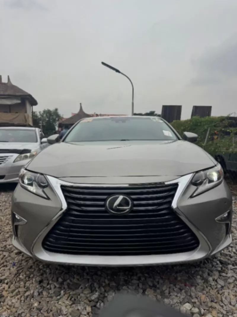 Lexus ES   - 2016