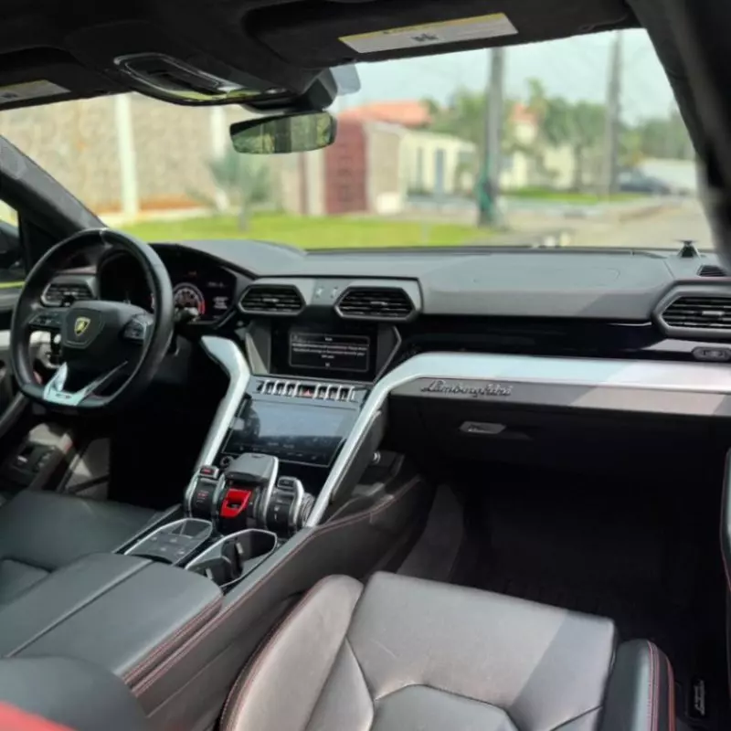 Lamborghini URUS   - 2019