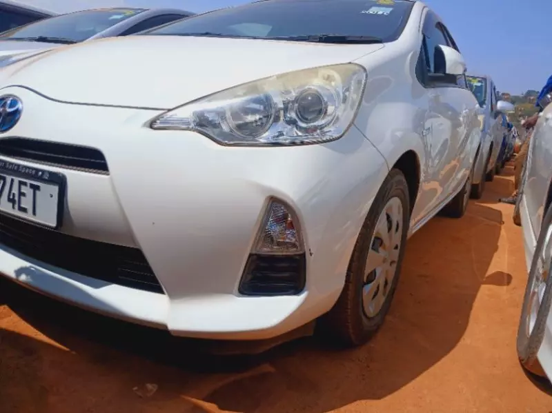 TOYOTA Aqua   - 2012