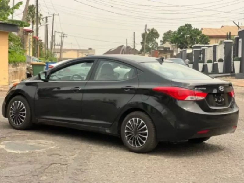Hyundai Elantra   - 2013