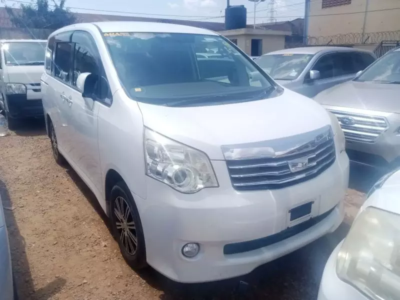 Toyota Noah   - 2013
