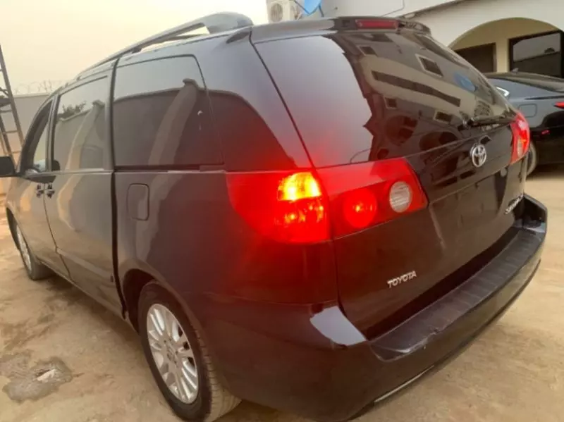 Toyota Sienna   - 2010