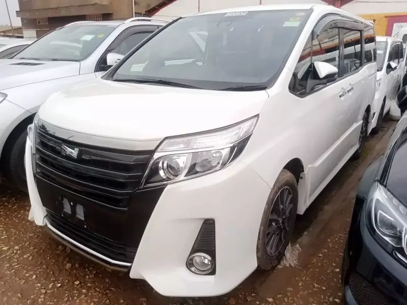 Toyota Noah   - 2017