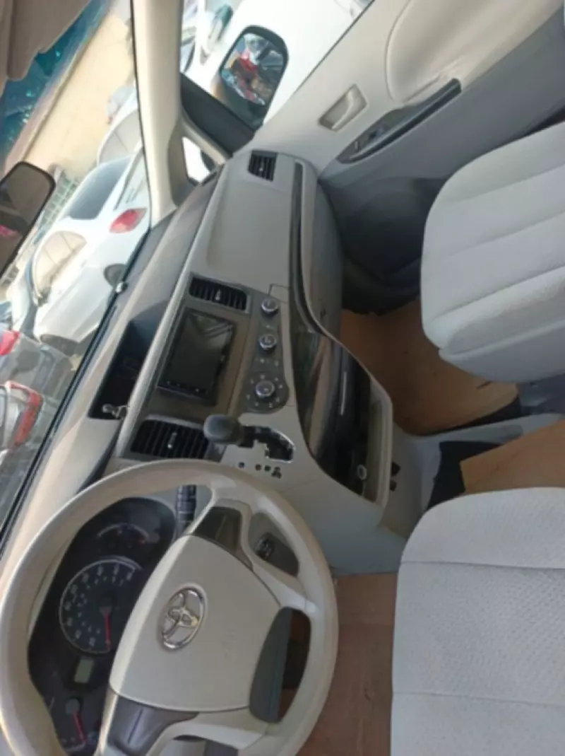 TOYOTA Sienna - 2011