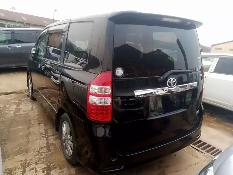 Toyota Noah   - 2013