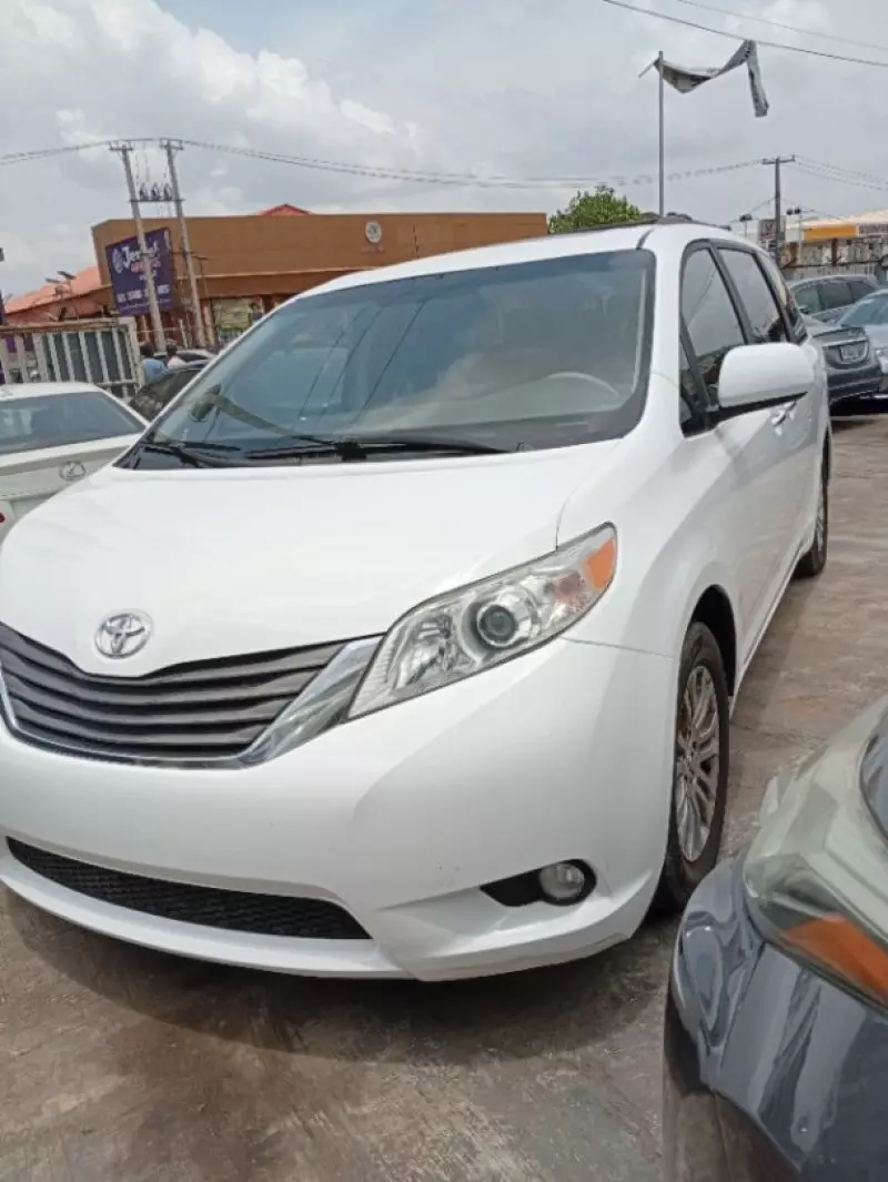 Toyota Sienna   - 2011