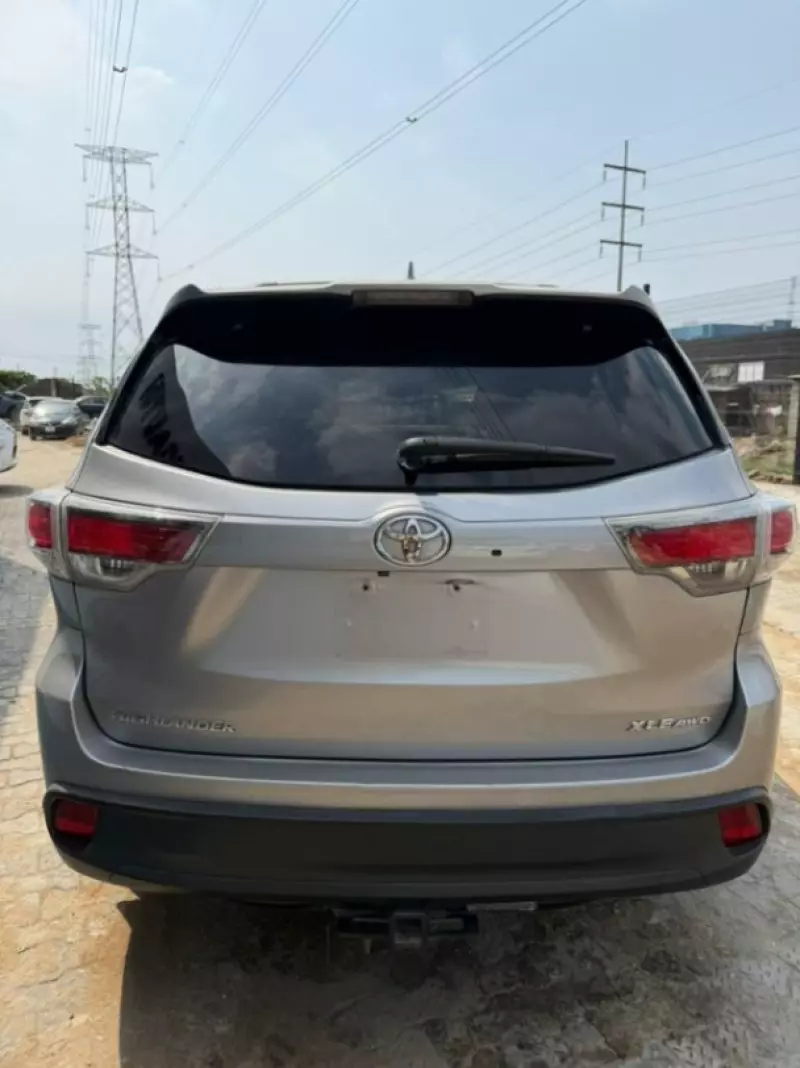 Toyota Highlander   - 2016