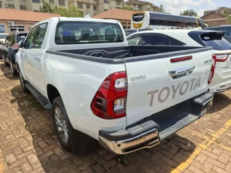 TOYOTA Hilux - 2025