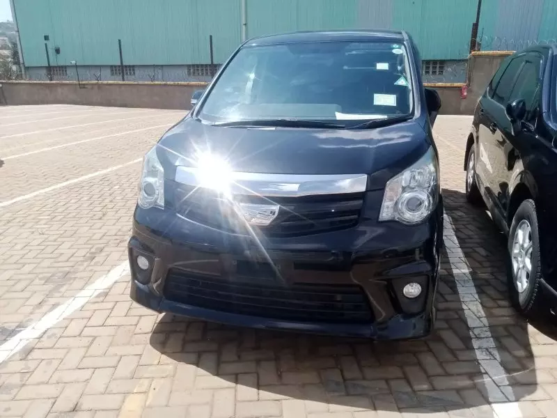 Toyota Noah   - 2013
