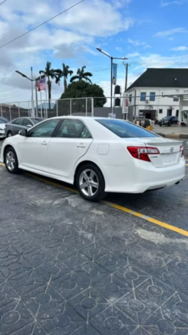 TOYOTA Camry - 2012